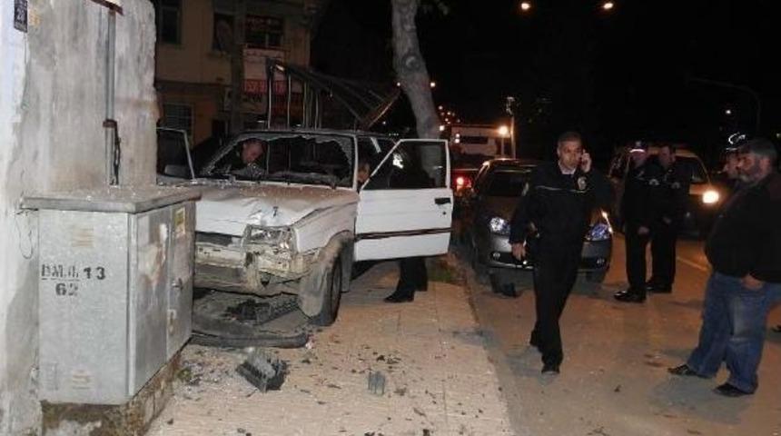 &Ccedil;orum'da Otomobil, Otob&uuml;s Durağına &Ccedil;arptı