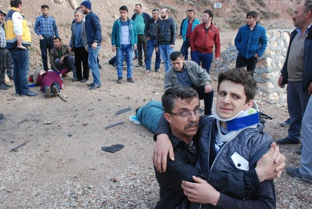 Tokat&rsquo;ta &Ouml;ğrenci Servisi Devrildi: 16 Yaralı