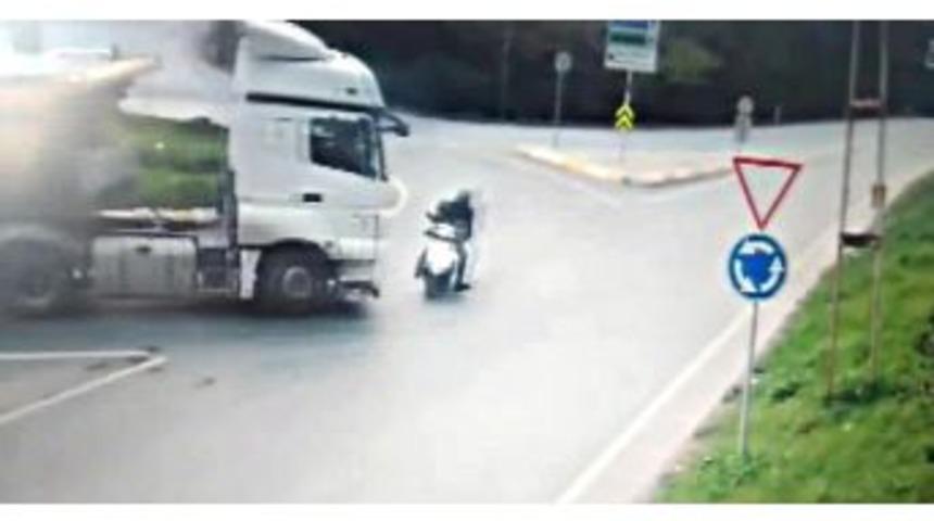 (&ouml;zel Haber) Hafriyat Kamyonu Ters Y&ouml;nden Gelen Motosiklete &Ccedil;arptı