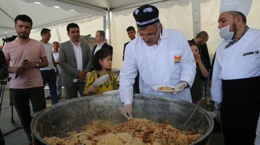 40 Bin Kişilik T&uuml;rkistan Pilavı Ve Hamsi Ş&ouml;leni Başlıyor