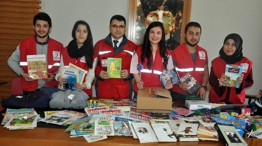 Kızılay &Uuml;niversitelilerin Toplandığı Yardımları K&ouml;y Okullarına Ulaştıracak