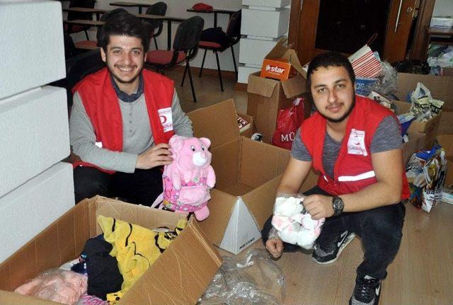 Kızılay Üniversitelilerin Toplandığı Yardımları Köy Okullarına Ulaştıracak