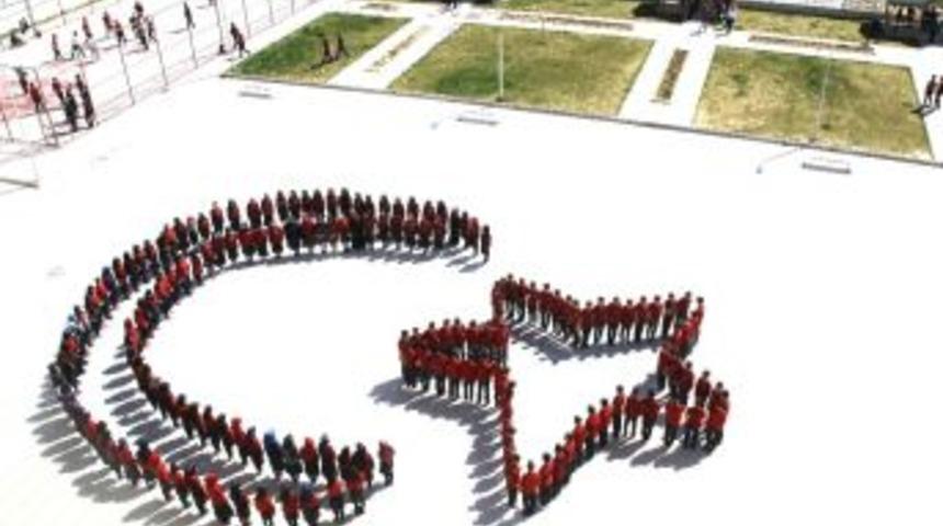 Bedenleriyle Ay Yıldız Yaptılar