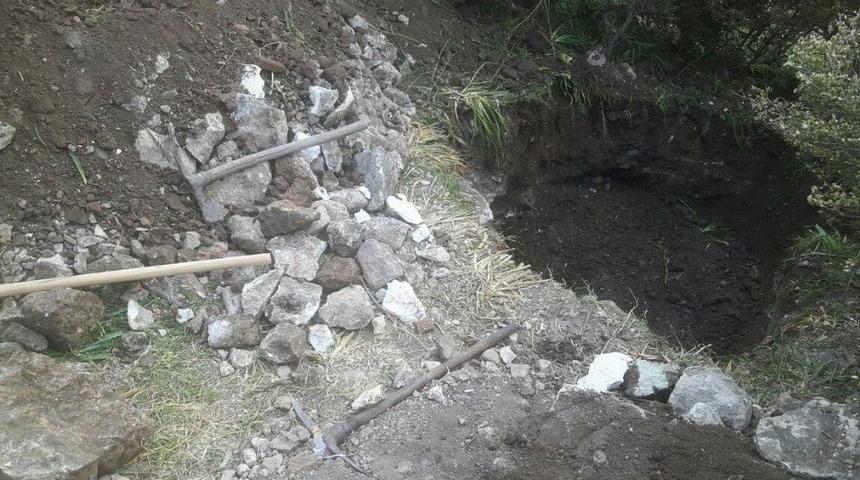 Kyme Antik Kenti&rsquo;nde Ka&ccedil;ak Kazı Yapanlar Yakalandı