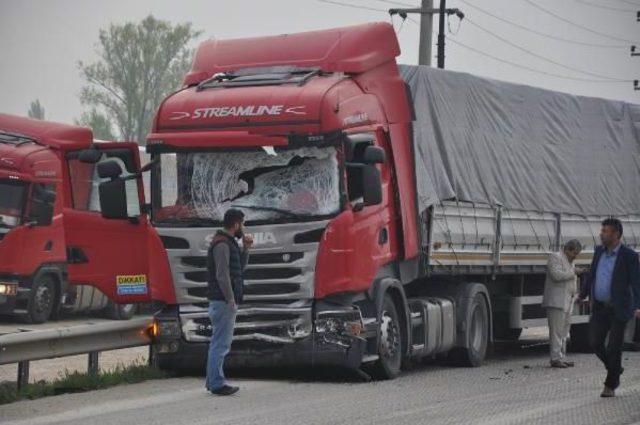 İnegöl’De Servis Aracına Tır Çarptı; 15 Yaralı