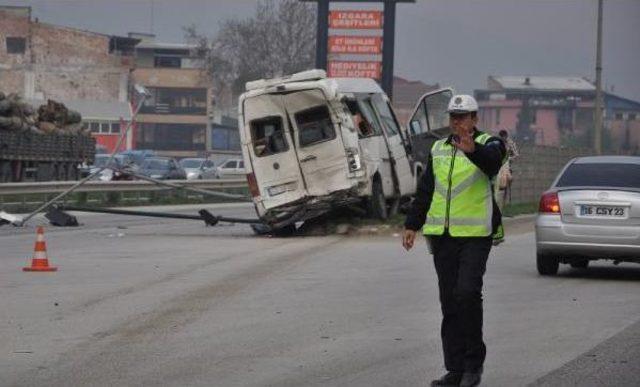 İnegöl’De Servis Aracına Tır Çarptı; 15 Yaralı