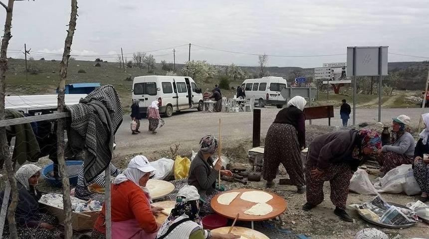 Yol Kenarına Masa Kurup G&ouml;zleme Hayrı Yapıtılar