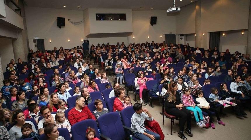 32 Bin Tiyatrosevere Perde A&ccedil;tılar