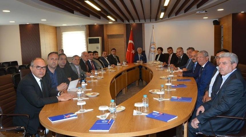 Fevzi Apaydın Yeni Plaka M&uuml;h&uuml;rlerini Dağıttı