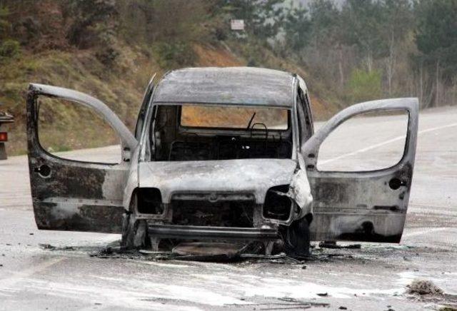 Zonguldak'ta Hafif Ticari Araç Yandı