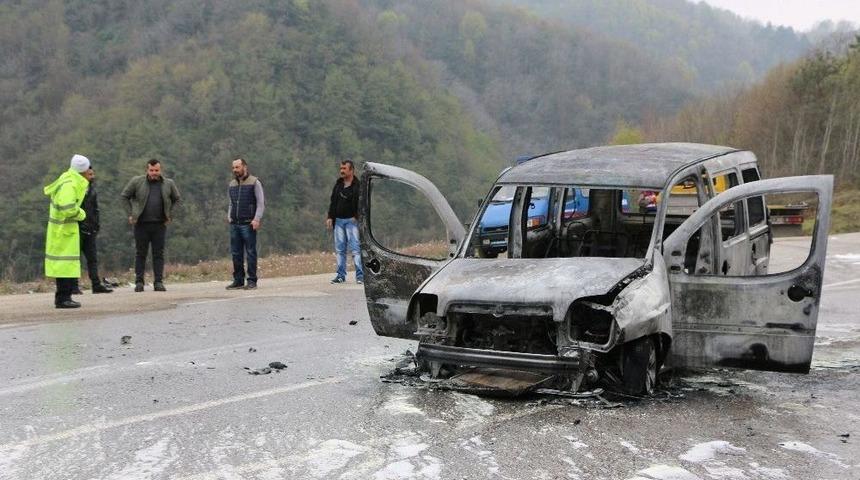 Seyir Halindeki Ara&ccedil; Alev Alev Yandı