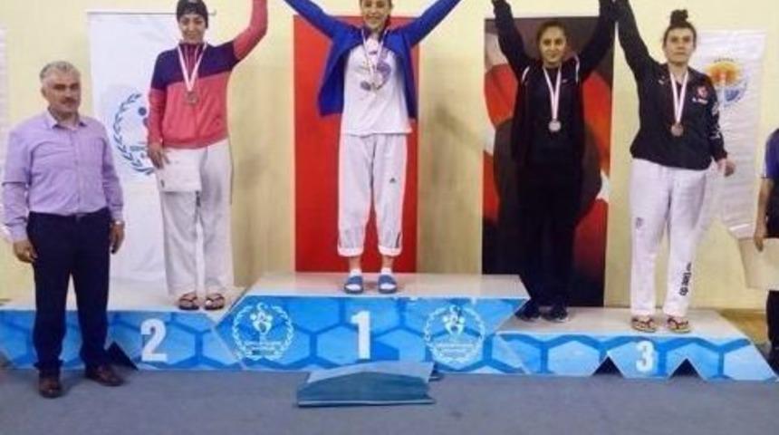 Buse Hanife Devlez&rsquo;den G&uuml;m&uuml;ş Madalya