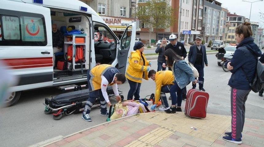 Geri Geri Gelen Otomobilin &Ccedil;arptığı Yaya Yaralandı