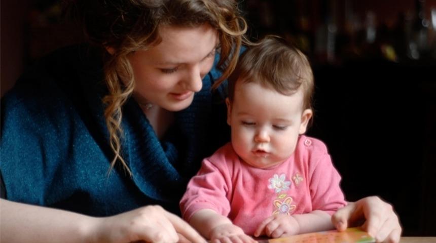 Bebeğin eğitimi ve gelişimi i&ccedil;in evde oyunlar yaratın!