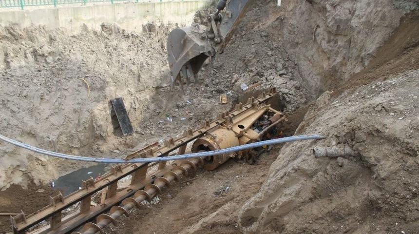 İş Makinesinin Altında Kalan İş&ccedil;i Hayatını Kaybetti