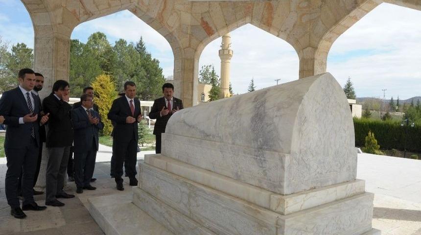 Vali &Ccedil;elik Yunus Emre&rsquo;nin Kabrini Ziyaret Etti