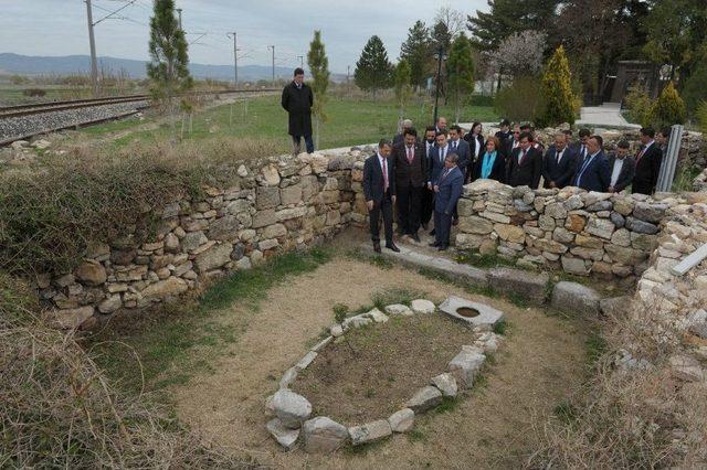 Vali Çelik Yunus Emre’nin Kabrini Ziyaret Etti