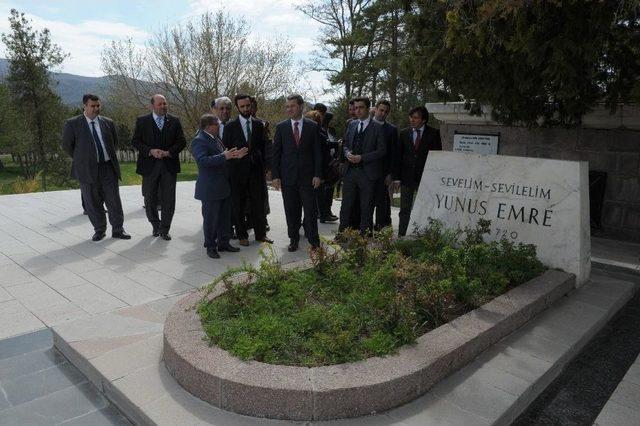 Vali Çelik Yunus Emre’nin Kabrini Ziyaret Etti