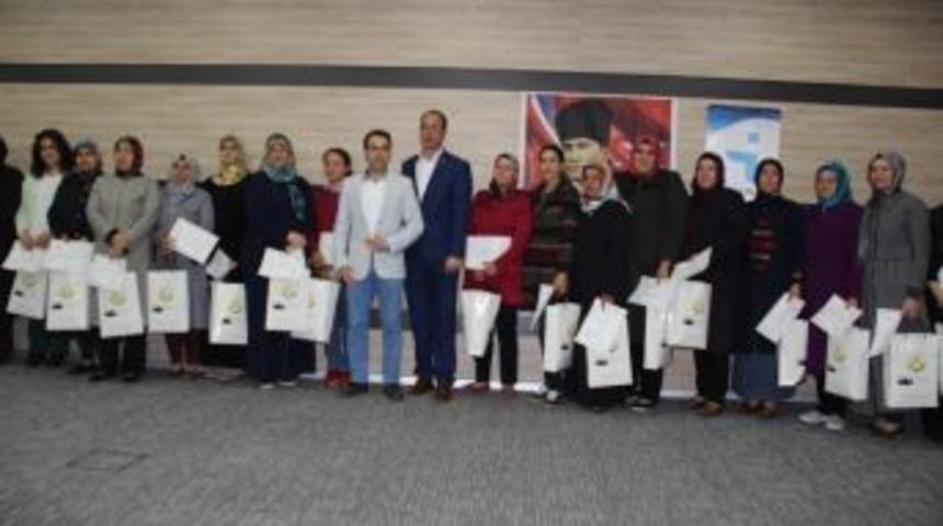 Gen&ccedil; Kursiyerleri Sertifikalarını Aldı