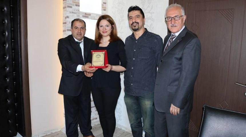 D&ouml;lek&rsquo;ten Başarılı Doktorlara Plaket