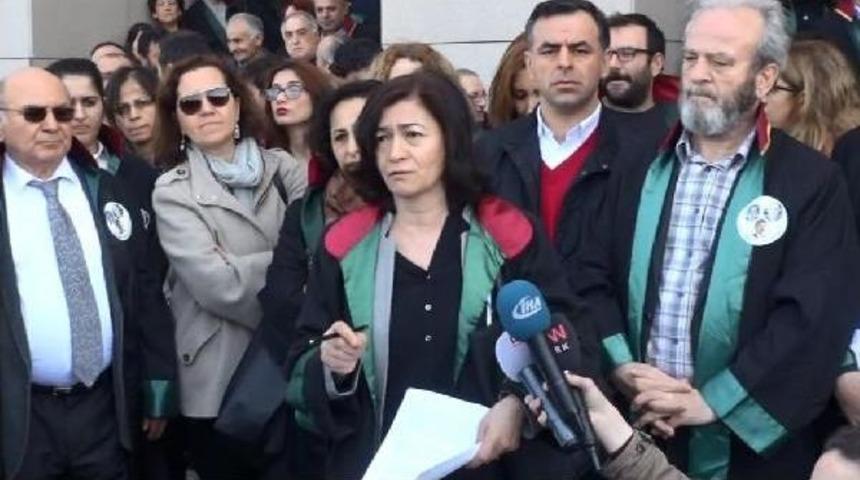 Adliyede ,tutuklu Avukatlara Destek Eylemi