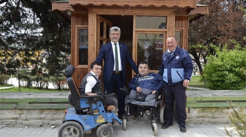 Başkan Yiğit Engellilerin Elinden Tutuyor