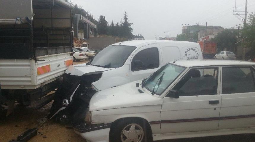 Yağışlı Hava Kazaya Neden Oldu: 2 Yaralı