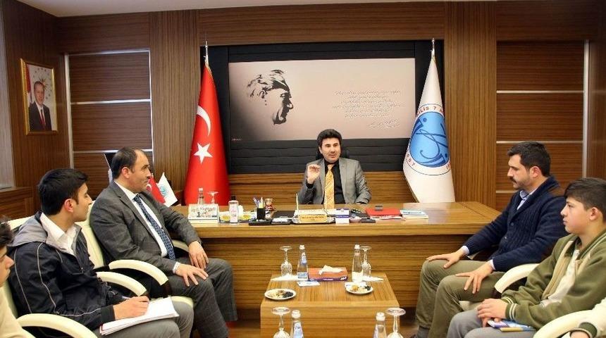 &Ouml;ğrencileri Rekt&ouml;r Karacoşkun İle R&ouml;portaj Yaptı