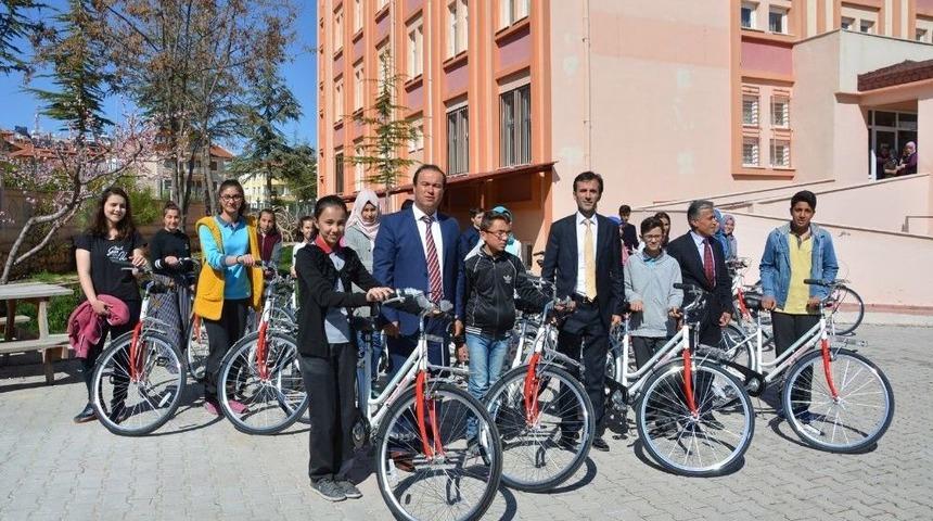 Korkuteli&rsquo;de Başarılı &Ouml;ğrencilere Bisiklet