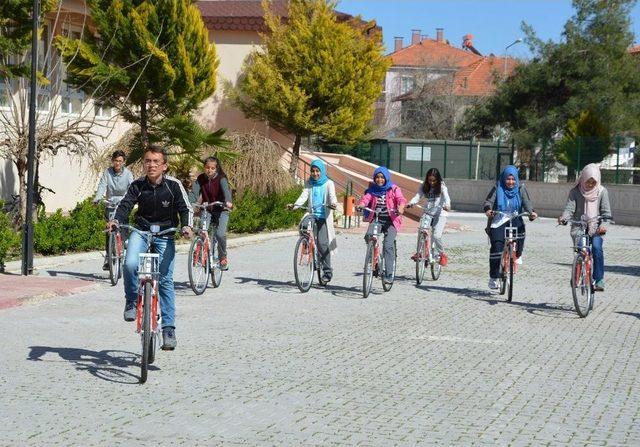 Korkuteli’de Başarılı Öğrencilere Bisiklet