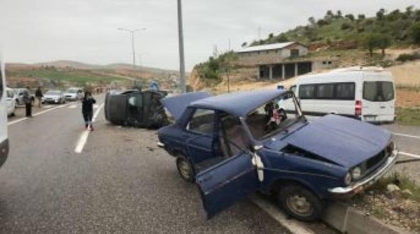 İki Otomobil Çarpıştı: 2 Yaralı