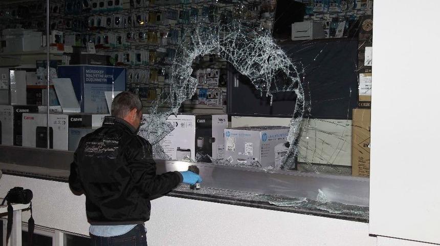 Balyozla Camı Kırdılar, &Ccedil;alamadan Ka&ccedil;tılar