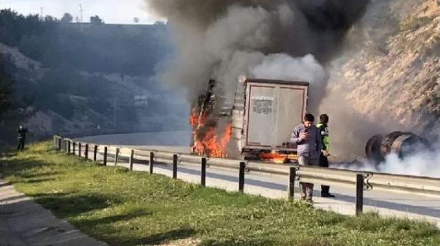 Tır Otoyolda Yandı