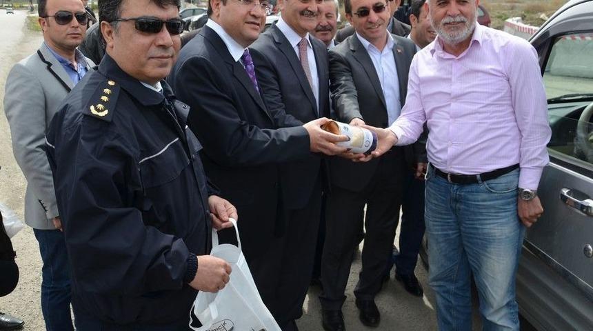 Osmancık Polisinden S&uuml;r&uuml;c&uuml;lere Pirin&ccedil; Ve Leblebi İkramı