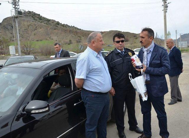 Osmancık Polisinden Sürücülere Pirinç Ve Leblebi İkramı