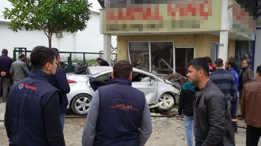 Otomobil D&uuml;kkana Girdi: 1 Yaralı