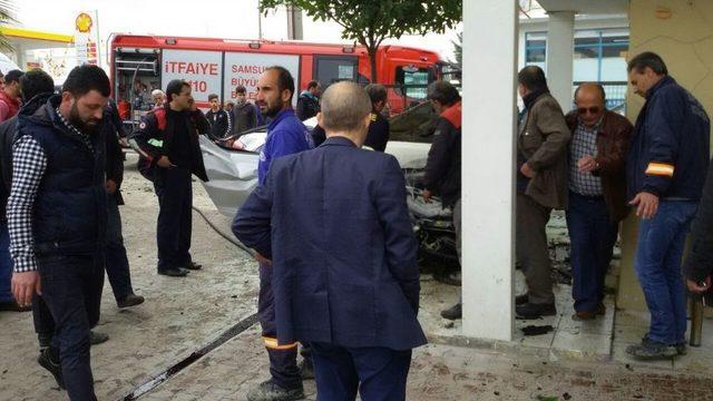Otomobil D&uuml;kkana Girdi: 1 Yaralı 1