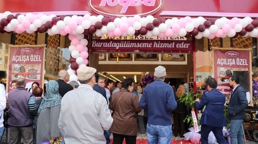 Kuruyemiş Mağazası A&ccedil;ılışında İzdiham