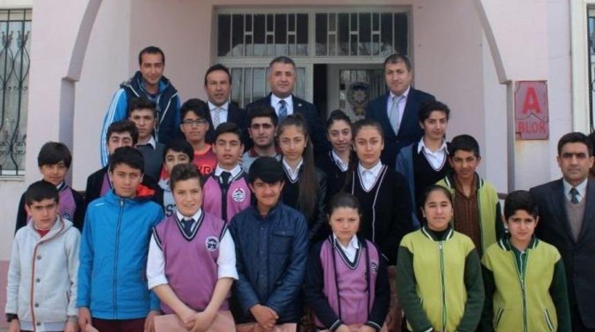 Kaymakam &Ccedil;ınar, Başarılı &Ouml;ğrencileri &Ouml;d&uuml;llendirdi