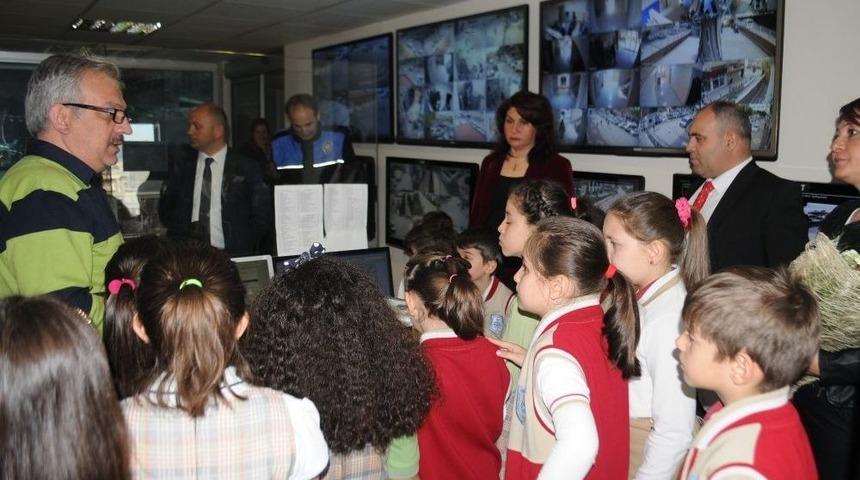 &Ouml;ğrencilerden Polislere Anlamlı Ziyaret