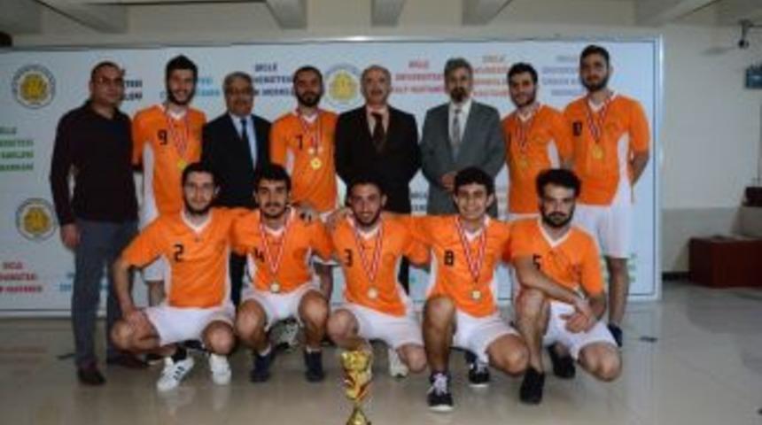 Tıp Fak&uuml;ltesi Voleybol Takımı Şampiyon Oldu