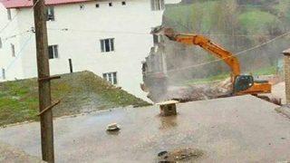 Lice'de Tartışmalı Bina Kaçak Olduğu Gerekçesiyle Yıkıldı