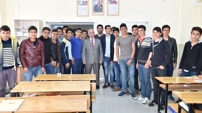 Şanlıurfa Valisi G&uuml;ng&ouml;r Azim Tuna &Ouml;ğrencilerle Buluştu