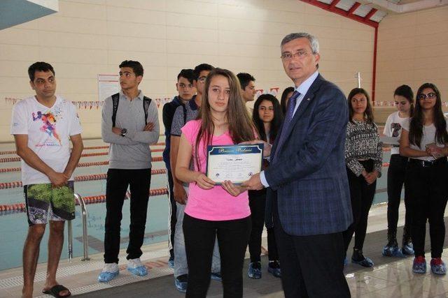 Dezavantajlı &Ouml;ğrenciler Y&uuml;zmeyi &Ouml;ğreniyor 1