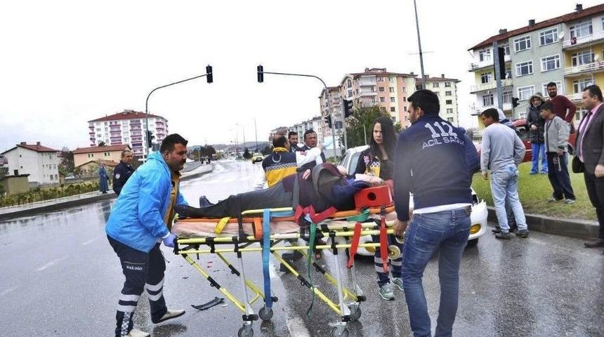 &Ccedil;orum&rsquo;da Zincirleme Trafik Kazası: 4 Yaralı