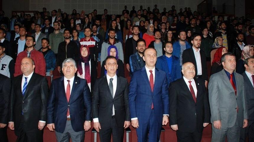 Vali Erin Kariyer G&uuml;nlerinde &Uuml;niversitesi &Ouml;ğrencileriyle Buluştu