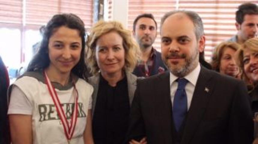 T&uuml;rkiye&rsquo;nin İlk Yoga Spor Kul&uuml;b&uuml; Bakan Kılı&ccedil; İle G&ouml;r&uuml;şt&uuml;