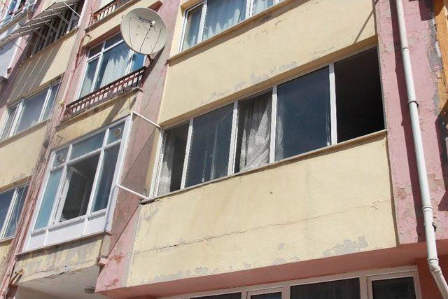 Apartman Dairesindeki Yangın Korkuttu