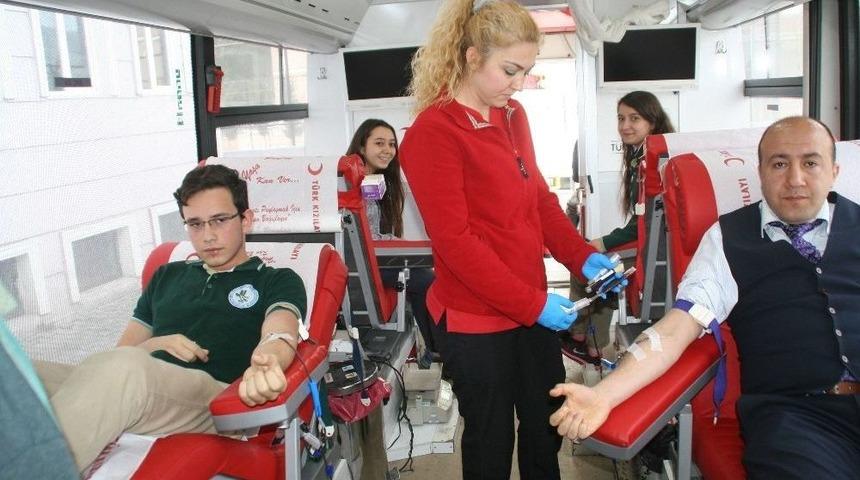 &Ouml;ğrencilerden Kızılay&rsquo;a G&ouml;n&uuml;ll&uuml; Kan Bağışı