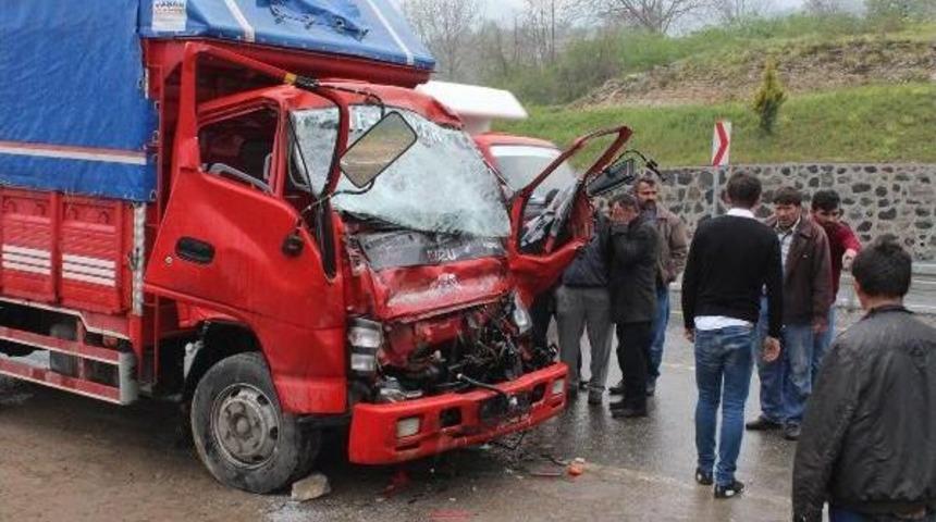 Kamyonet, Tır'a Arkadan &Ccedil;arptı: 2 Yaralı